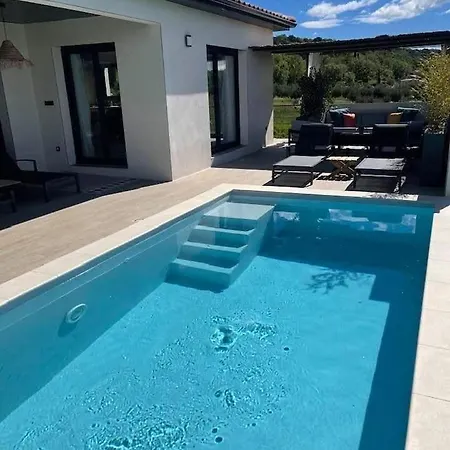 De Avec Piscine * Lussan (Gard)
